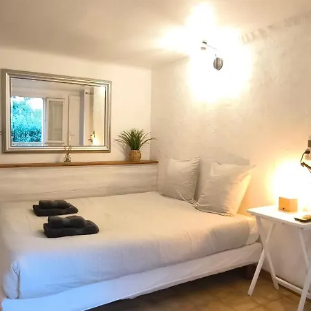 Cote Jardin - T2 Avec Terrasse Couverte Et Jardin 카시스